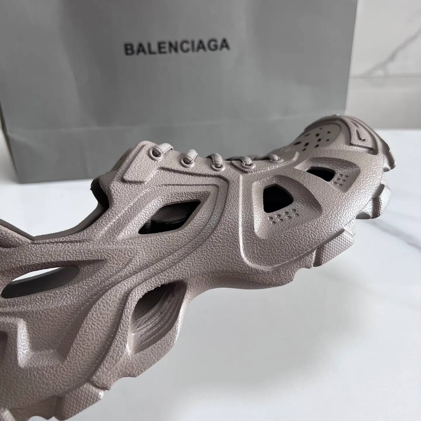 👟👟Ex-factory price 380👟👟 Balenciaga must-have beach shoes for summer. Men's and women's shoes are made of ultra-light 95% (injection molding) EVA plastic, 5% foam plastic foam cushioning material#Ultra-lightweight one-piece foam shoe mold❗New summer product, French high-end luxury brand - Balenciaga BALENCIAGA 3XL Rubber Low Top Sneakers 3XL version series summer beach wading versatile trendy lace-up casual sports hole sandals. Size: 35-46